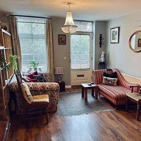 Quirky Town Centre Apartment With River Terrace Маклсфилд Экстерьер фото